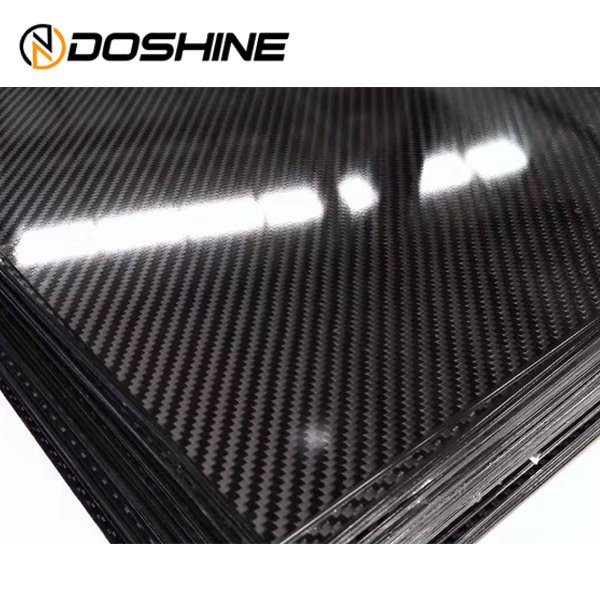 Doska z čiernych uhlíkových vlákien